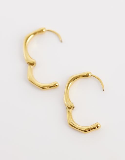 Pendientes de aro dorados efecto fundido de acero inoxidable chapado en oro de 18 quilates de Abbott Lyon, 4 de 4