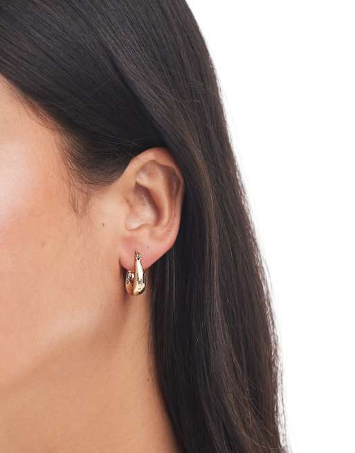 Pendientes de aro dorados efecto fundido de Pieces, 3 de 3