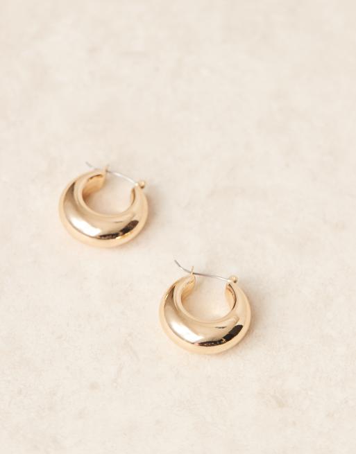 Pendientes de aro dorados gruesos clásicos de DesignB London, 2 de 3