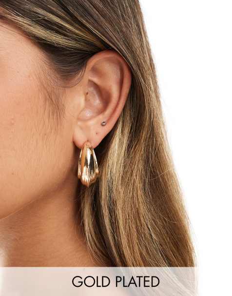 Pendientes de aro dorados gruesos con diseño estriado de PIECES - view 1