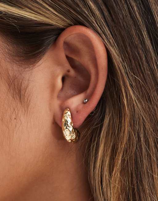 Pendientes de aro dorados gruesos con diseño repujado de DesignB London 