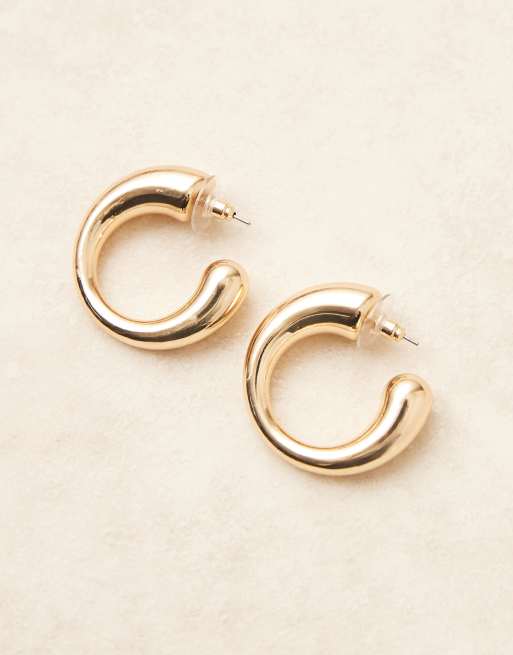 Pendientes de aro dorados gruesos irregulares de DesignB London, 2 de 3