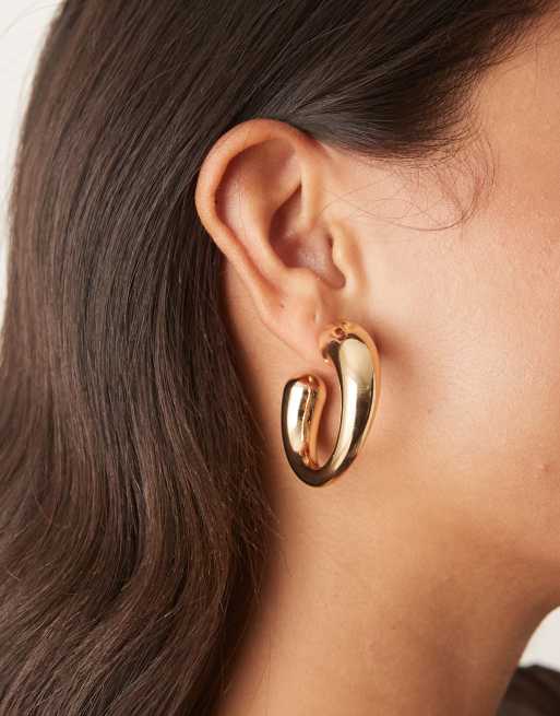 Pendientes de aro dorados gruesos irregulares de DesignB London, 3 de 3