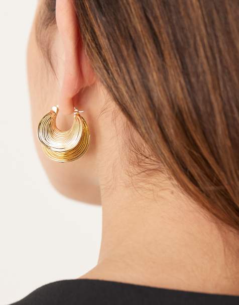 Pendientes de aro dorados texturizados con diseño llamativo de DesignB London - view 1