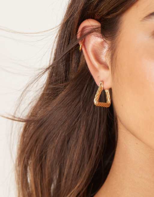 Pendientes de aro dorados triangulares con detalle retorcido de ASOS DESIGN, 3 de 3