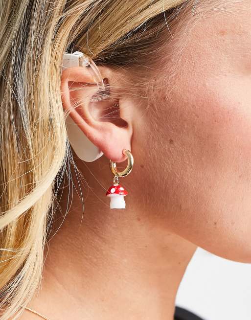 Pendientes de aro en tono dorado con charm en forma de seta de ASOS DESIGN