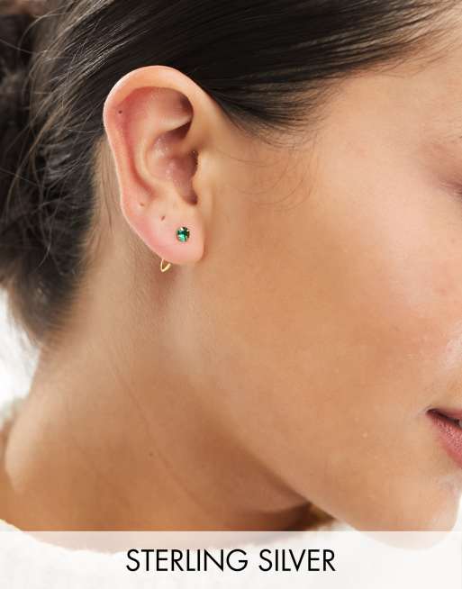 Pendientes de aro envolventes chapados en oro con cristal esmeralda de Kingsley Ryan