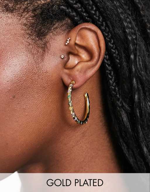Pendientes de aro grandes chapados en oro de 18 quilates con gemas multicolores de Pieces