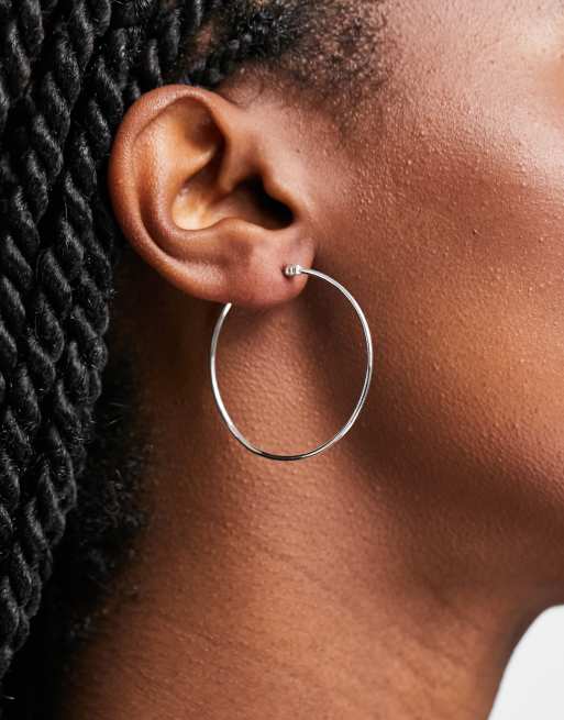 Pendientes de aro grandes chapados en plata de ley de 18 quilates exclusivos de Pieces, 4 de 4