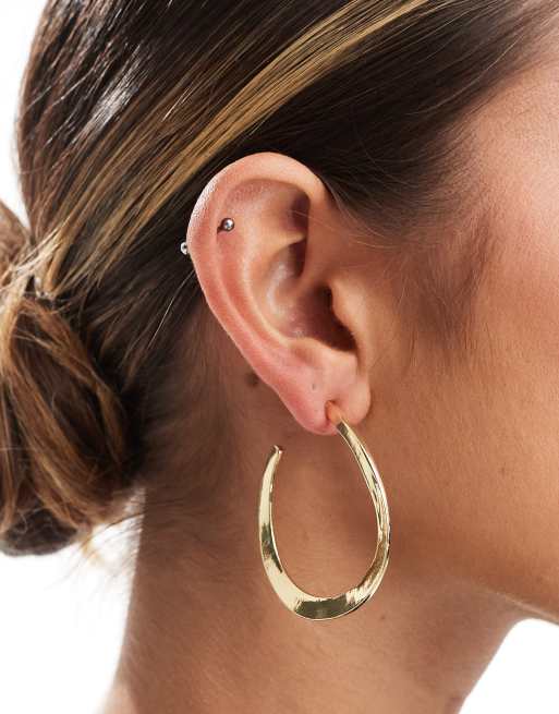 Pendientes de aro grandes dorados con diseño efecto fundido de DesignB London 