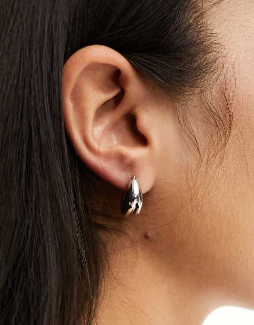 Pendientes de aro grandes plateados con diseño abombado de DesignB London 