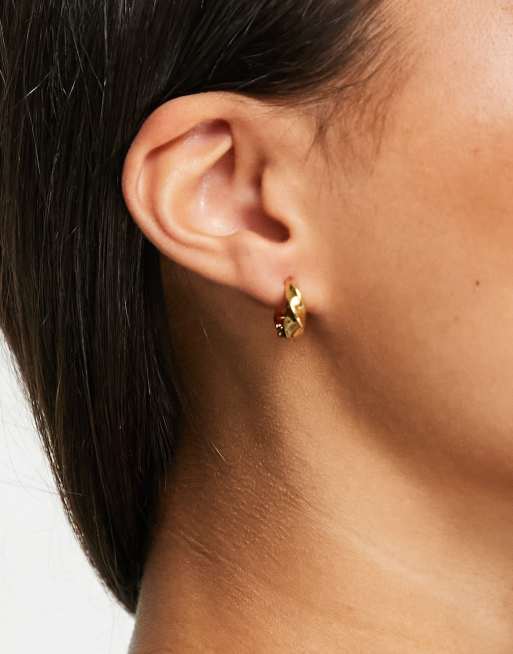 Pendientes de aro grueso con diseño retorcido de plata de ley chapada en oro de 18 quilates de Astrid & Miyu