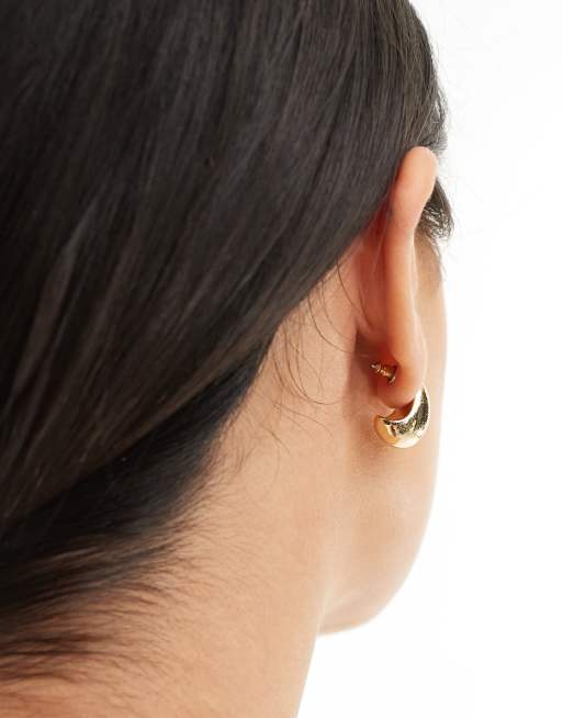 Pendientes de aro gruesos chapados en oro de edición limitada de Reclaimed Vintage, 3 de 4