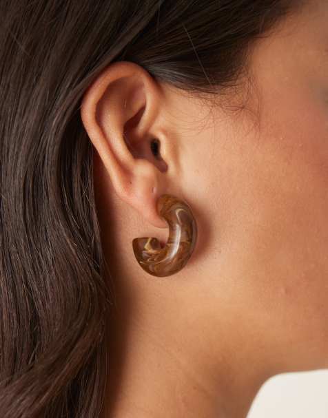 Pendientes de aro gruesos marrones de resina de DesignB London - view 1