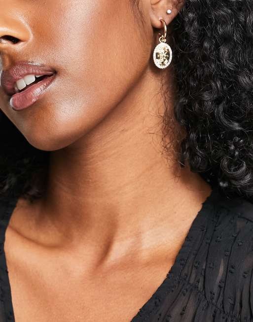 Pendientes de aro largos dorados con moneda de pavé grabada de Liars & Lovers