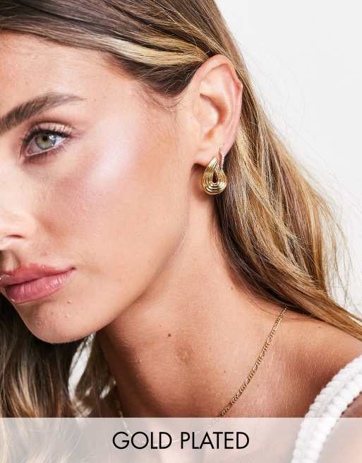 Pendientes de aro llamativos con diseño de ondas grabadas chapados en oro de Astrid & Miyu