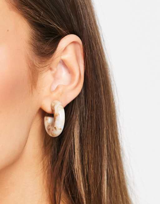 Pendientes de aro marmoleados de resina de DesignB