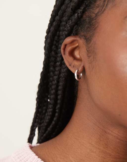 Pendientes de aro ondulados de plata de ley de Daisy London 