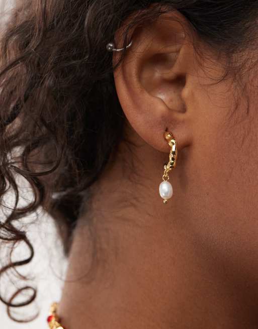 Pendientes de aro pequeños básicos chapados en oro de 18 quilates con colgante de perla sintética de En Route , 2 de 3