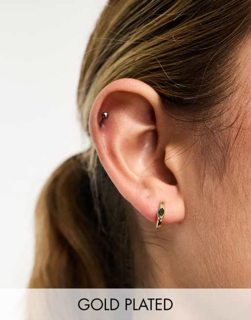Pendientes de aro pequeños chapados en oro con piedra verde esmeralda en forma de lágrima de Kingsley Ryan
