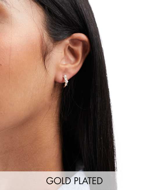 Pendientes de aro pequeños chapados en oro de 18 quilates con perla y detalle rosa de Girls Crew
