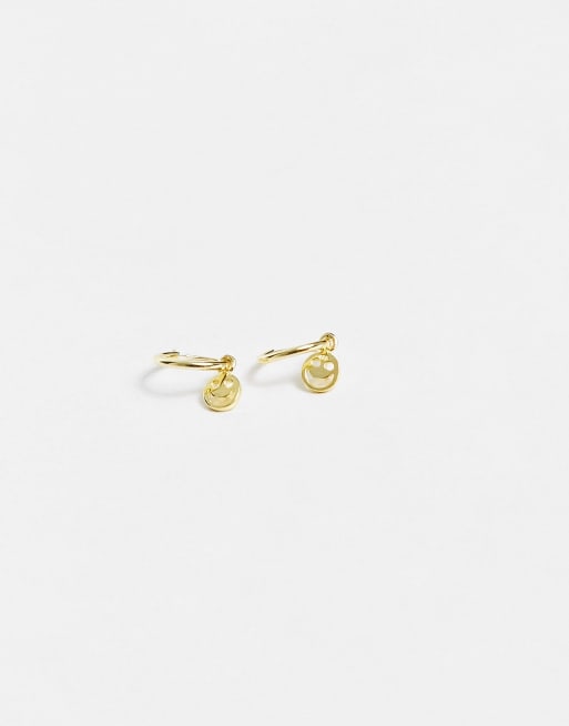 Pendientes de aro pequeños con charm de cara sonriente de plata de ley chapada en oro de Kingsley Ryan, 4 de 4