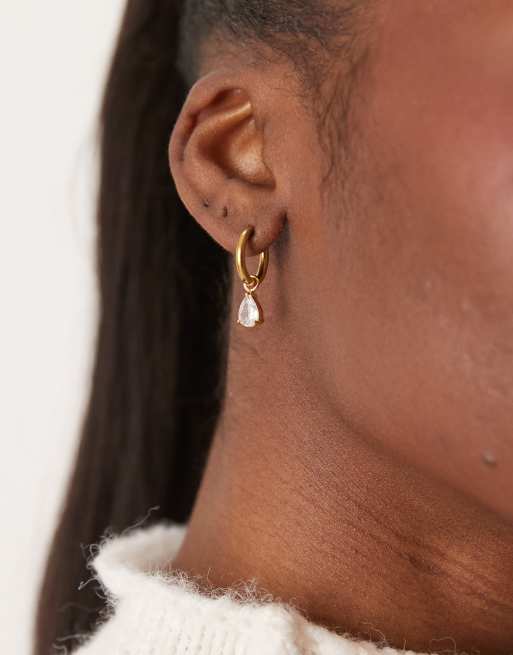 Pendientes de aro pequeños con charm de cristal en forma de lágrima de acero inoxidable chapado en oro de 18 quilates de Lost Souls