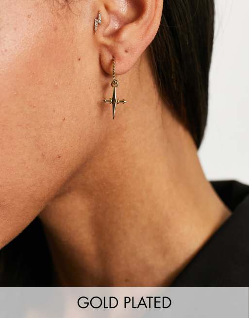 Pendientes de aro pequeños con charm de cruz chapados en oro de 14 quilates de Luv AJ