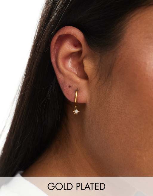 Pendientes de aro pequeños con charm de estrella de acero inoxidable chapados en oro Radiance de Bohomoon