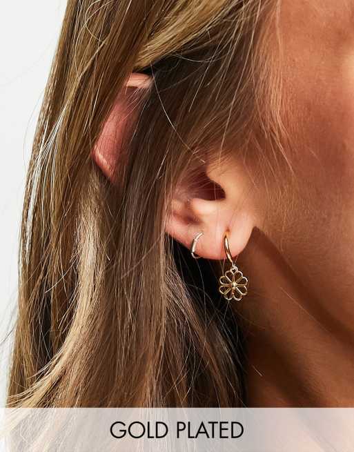 Pendientes de aro pequeños con charm de flor chapados en oro de Kate Spade