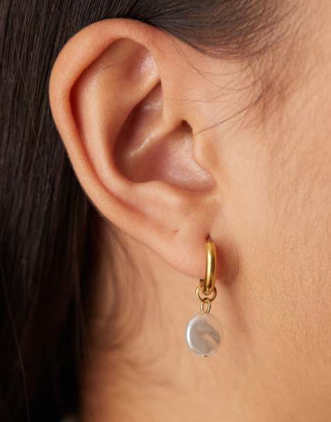 Pendientes de aro pequeños con charm de perla chapados en oro de 18 quilates de Lost Souls - view 1