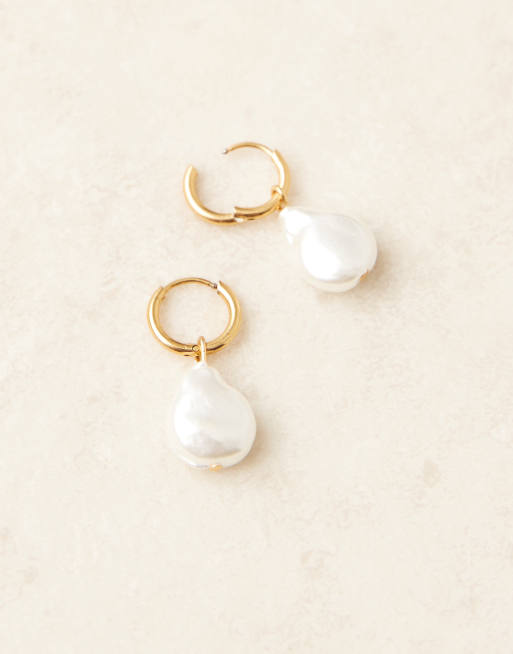 Pendientes de aro pequeños con charm de perla de acero inoxidable chapado en oro de 18 quilates de Lost Souls, 3 de 3