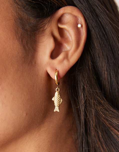 Pendientes de aro pequeños con charm de pez de acero inoxidable chapado en oro de 18 quilates de Lost Souls - view 1