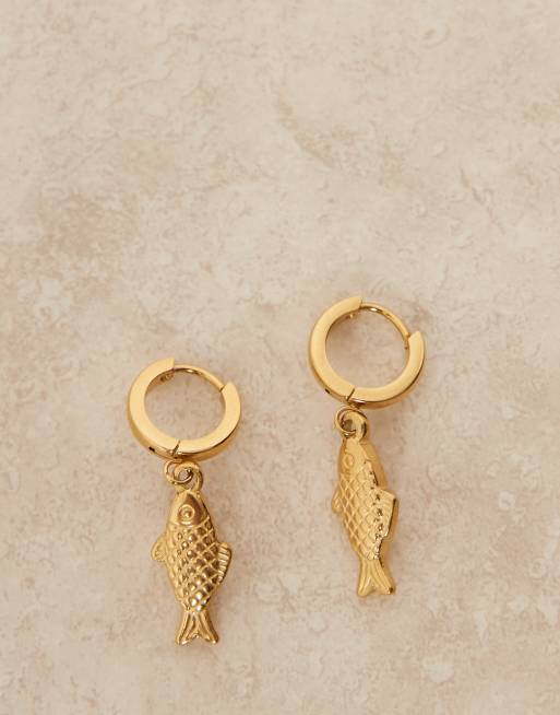 Pendientes de aro pequeños con charm de pez de acero inoxidable chapado en oro de 18 quilates de Lost Souls, 2 de 3