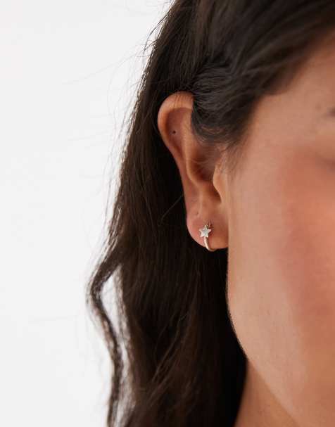 Pendientes de aro pequeños con detalle de estrella de plata de ley de Kingsley Ryan - view 1