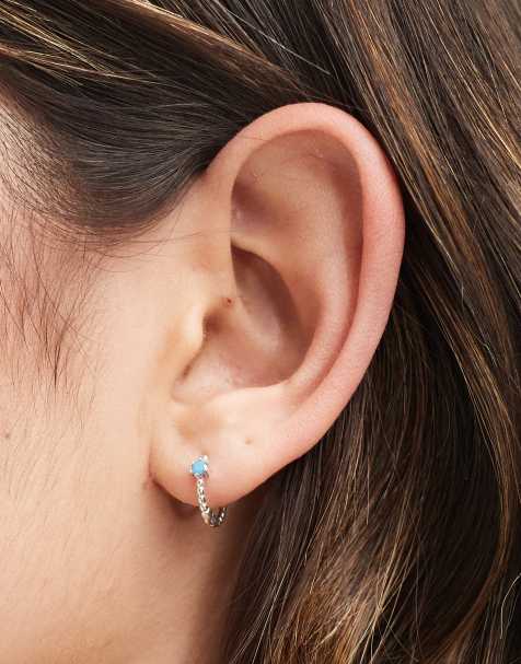 Pendientes de aro pequeños con detalle de piedra turquesa de plata de ley de Kingsley Ryan - view 1