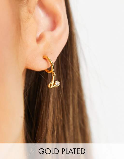 Pendientes de aro pequeños con diseño de boda 