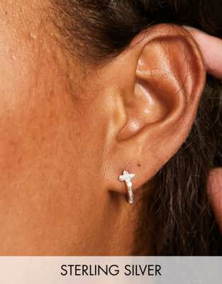 Pendientes de aro pequeños con diseño de cruz de plata de leu de ASOS DESIGN