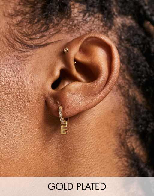 Pendientes de aro pequeños con incrustaciones y charm de letra 