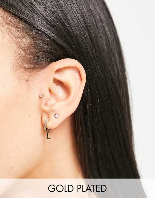 Pendientes de aro pequeños con incrustaciones y charm de letra 