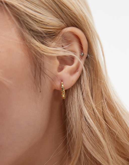 Pendientes de aro pequeños con piedras verde esmeralda en forma de estrella de oro vermeil de 18 quilates de Seol + Gold
