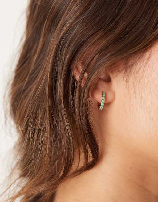 Pendientes de aro pequeños con turquesas de acero inoxidable resistente al agua chapados en oro de 18 quilates de Abbott Lyon