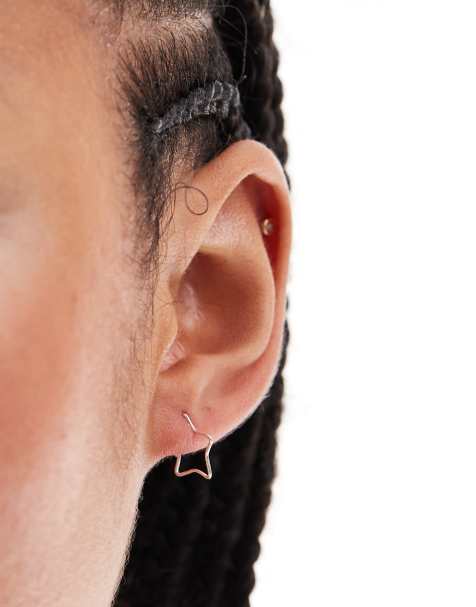Pendientes de aro pequeños de 12 mm con forma de estrella de plata de ley de Kingsley Ryan - view 1