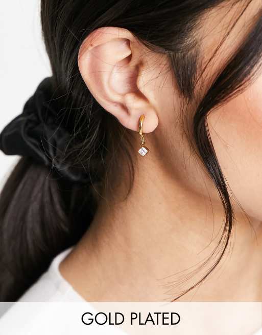 Pendientes de aro pequeños de acero inoxidable chapado en oro con charms de cristal Mischa de Bohomoon