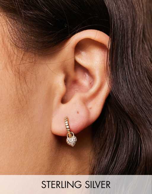 Pendientes de aro pequeños de plata de ley chapados en oro con charm de corazón con incrustaciones de cristales de Astrid & Miyu