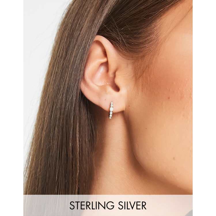 Pendientes de aro pequeños de plata de chapados en oro de 18 quilates con diseño de ópalos de diferentes tamaños de Astrid & Miyu | ASOS