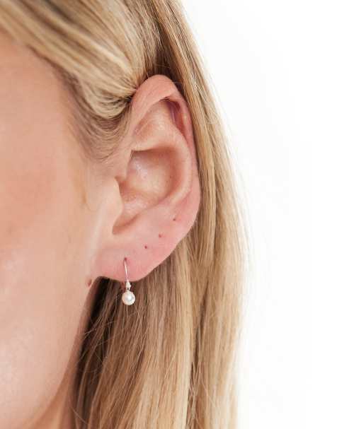 Pendientes de aro pequeños de plata de ley con charm de perla de Kingsley Ryan - view 1