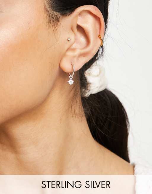 Pendientes de aro pequeños de plata de ley con charms de luna y estrella de Kingsley Ryan