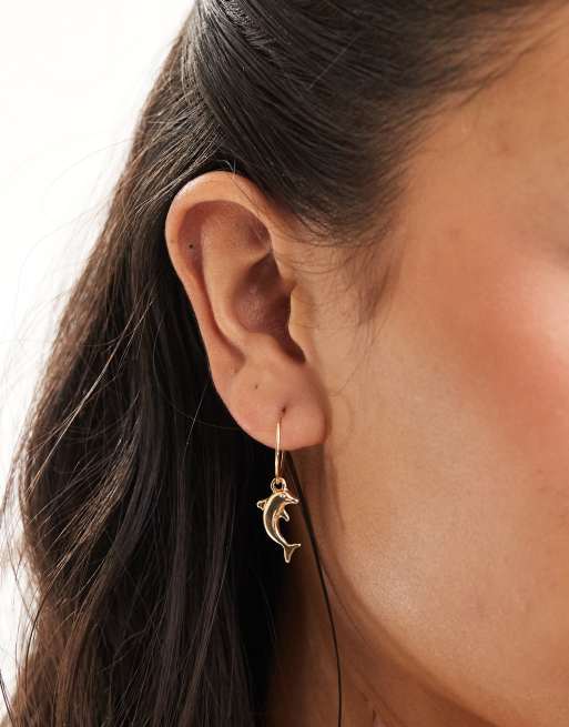 Pendientes de aro pequeños dorados con charm de delfín de DesignB London 