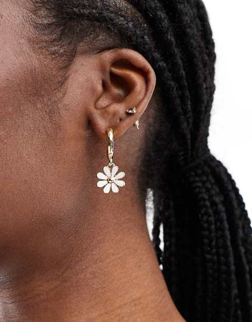 Pendientes de aro pequeños dorados con charm de flor de DesignB London